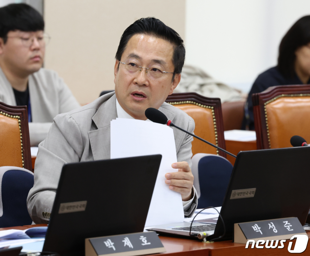 (서울=뉴스1) 송원영 기자 = 박성준 더불어민주당 의원이 13일 서울 여의도 국회 정무위원회에서 열린 국가보훈부 등에 대한 국정감사에서 질의를 하고 있다. 2023.10.13/뉴스1  Copyright ? 뉴스1. All rights reserved. 무단 전재 및 재배포,  AI학습 이용 금지.