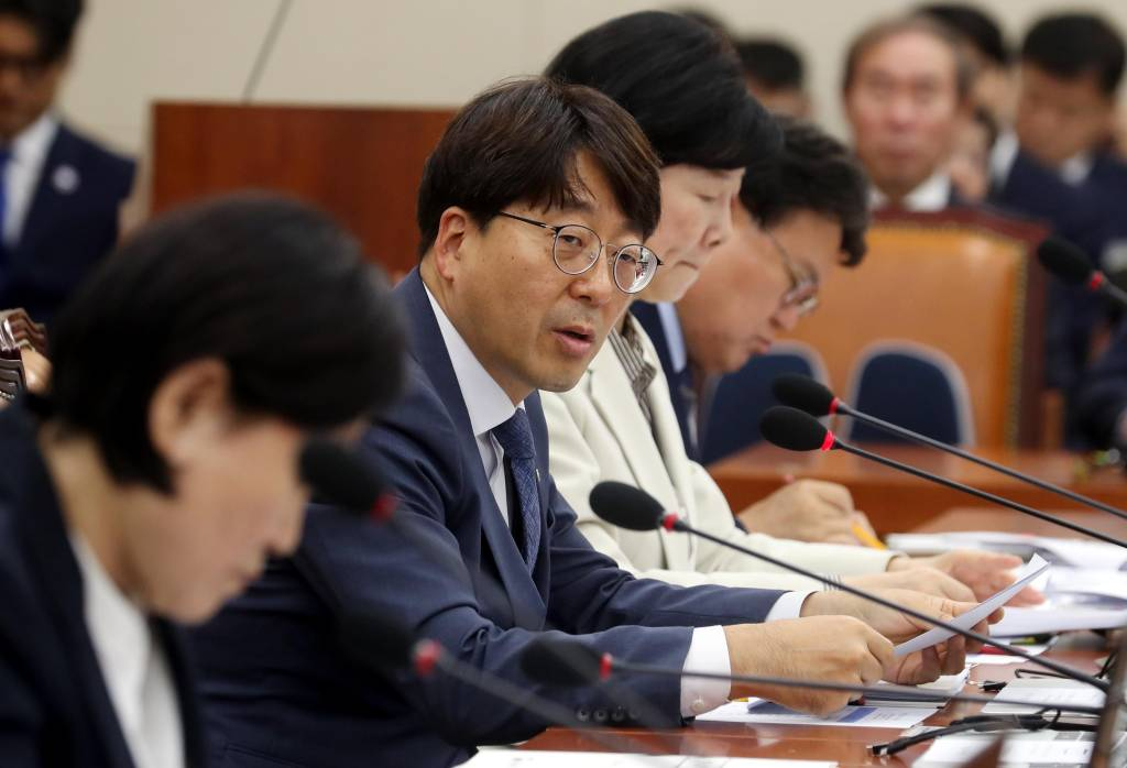 [서울=뉴시스] 조성봉 기자 = 강성희 진보당 의원이 13일 오전 서울 여의도 국회에서 열린 정무위원회 국정감사에서 질의를 하고 있다. 2023.10.13.