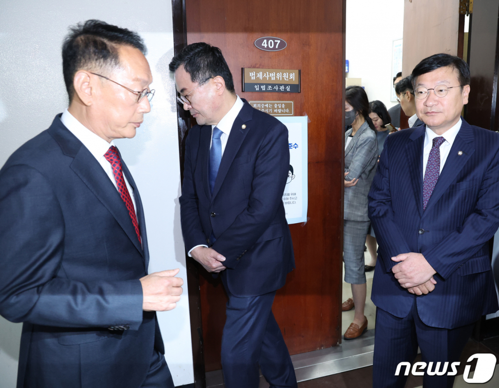 김도읍 국회 법사위 위원장이 13일 서울 여의도 국회에서 열린 법제사법위원회 국정감사장 앞에서 감사위원들의 배석 문제를 두고 기자회견을 마치고 소병철 더불어민주당 간사를 지나치고 있다. 오른쪽은 정점식 국민의힘 간사. 2023.10.13/사진=뉴스1  