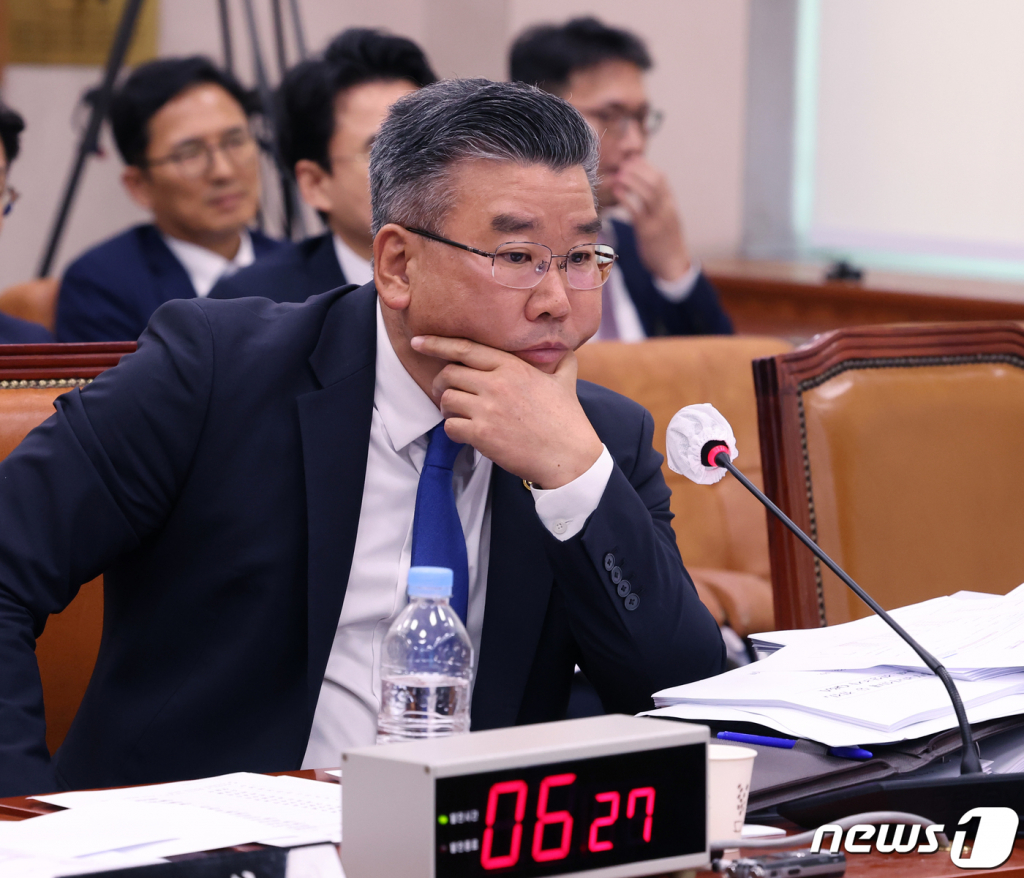 유병호 감사원 사무총장이 13일 서울 여의도 국회에서 열린 법제사법위원회 국정감사에서 모니터를 보고 있다. 2023.10.13/사진=뉴스1  