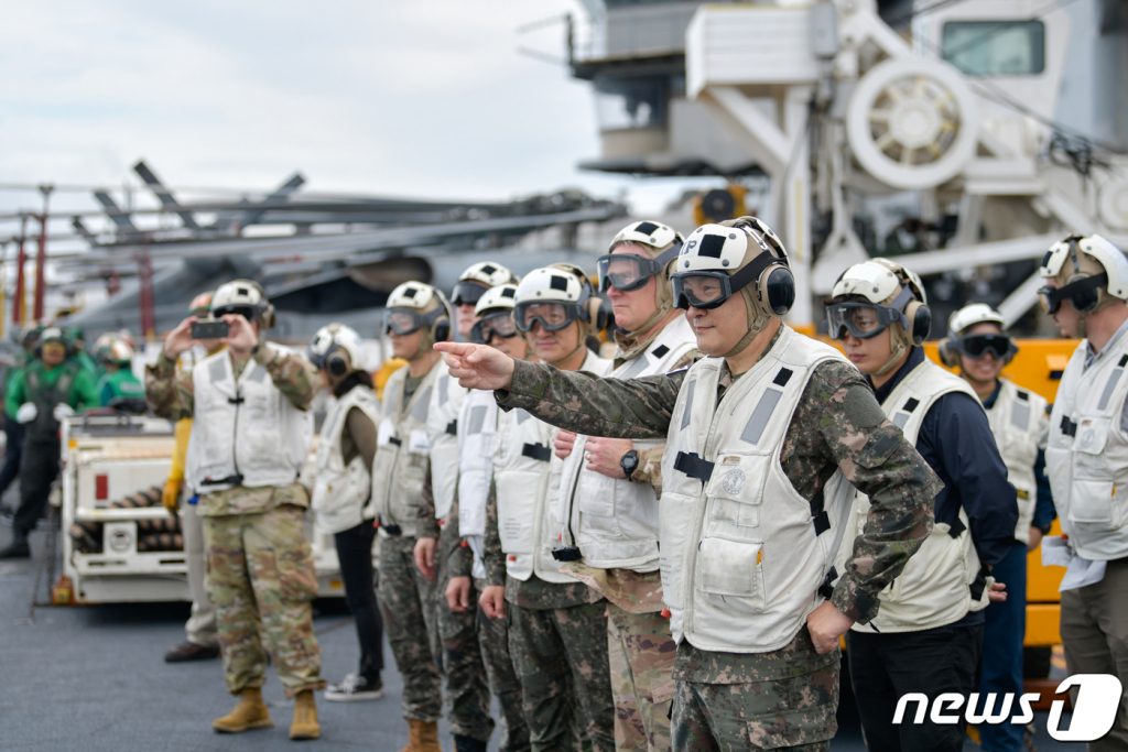 (서울=뉴스1) 김진환 기자 = 김승겸 합참의장과 라캐머라 연합사령관이 27일 동해 상에서 한미 연합해상훈련 중인 미국의 로널드 레이건 항공모함을 방문하고 있다. (합참 제공) 2022.9.27/뉴스1 Copyright ? 뉴스1. All rights reserved. 무단 전재 및 재배포 금지.