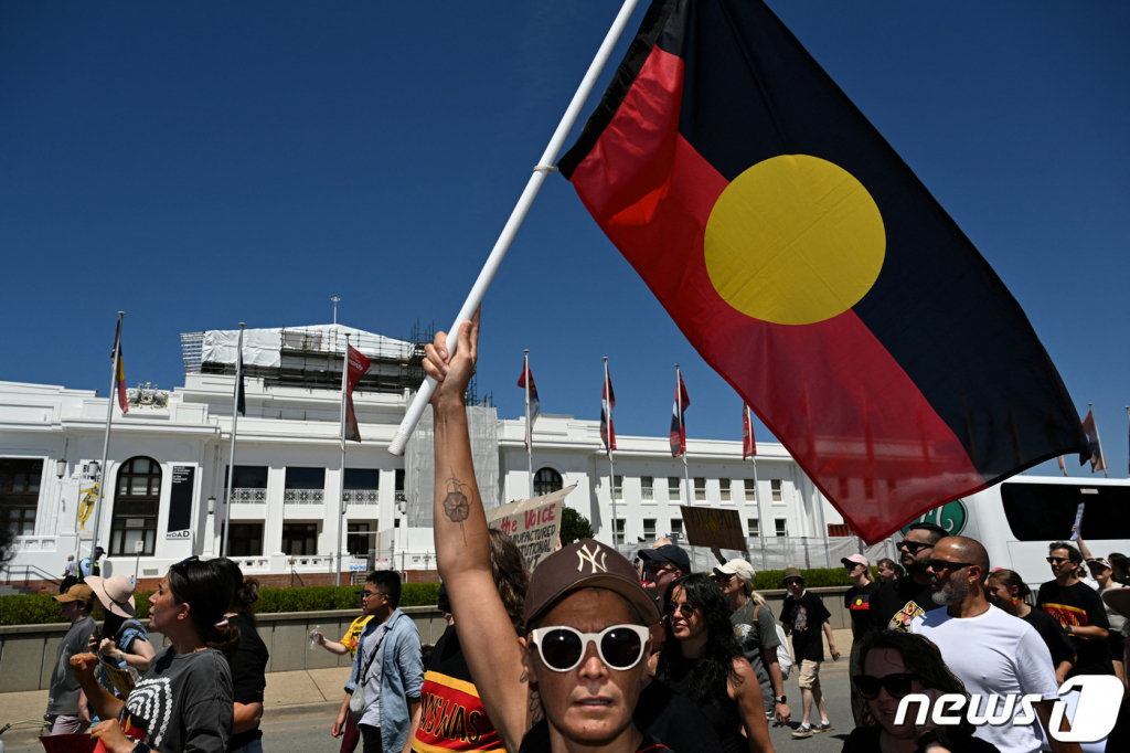 지난 1월26일(현지시간) 호주 캔버라 구 국회의사당 건물 앞으로 원주민들과 일부 시민들이 '침략의 날' 집회 도중 행진하고 있다. 호주는 1788년 영국 함대가 호주 대륙에 상륙한 것을 기념해 '호주의 날'로 기념하지만 원주민들과 일부 시민들은 이날을 '침략의 날'로 규정해 비판하고 있다. /로이터=뉴스1