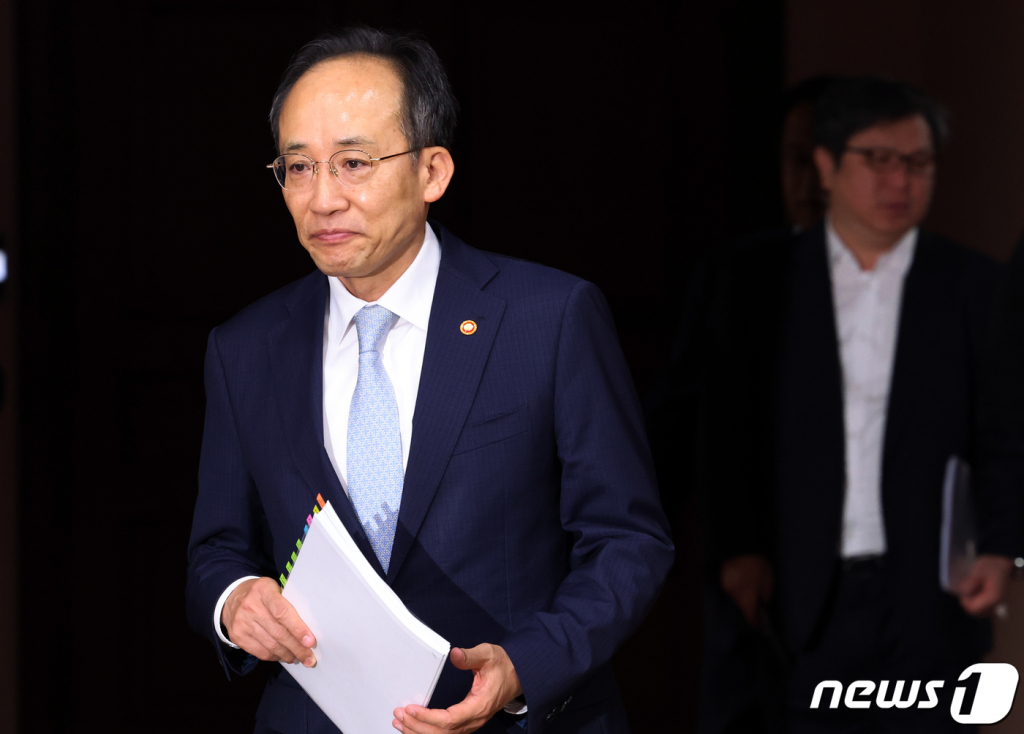 (서울=뉴스1) 김명섭 기자 = 추경호 경제부총리 겸 기획재정부 장관이 16일 오전 서울 종로구 세종대로 정부서울청사에서 열린 비상경제장관회의에 참석하고 있다. 이날 회의 참석자들은 이스라엘-하마스 사태 관련 동향 점검 등을 논의했다. 2023.10.16/뉴스1 Copyright ? 뉴스1. All rights reserved. 무단 전재 및 재배포, AI학습 이용 금지.
