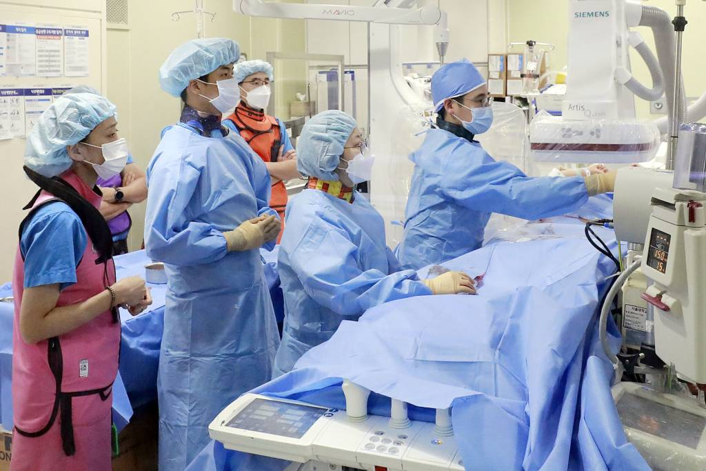 [서울=뉴시스] 최동준 기자 = 의대생들이 3일 서울 종로구 서울대학교 병원 심혈관조영실에서 보건복지부 필수의료 의대생 실습지원 사업 관련 심혈관조형실 시술 실습 참관을 하고 있다. 2023.08.03.