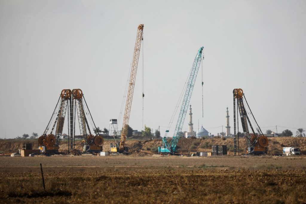 2020년 10월 이스라엘 남부 가자지구 국경을 따라 가자지구에서 이스라엘 남부까지 "지하 수십 미터"에 이르는 새로운 국경 통과 터널이 이스라엘 군에 의해 발견됐다. 발견된 지하 터널 현장 근처에서 굴착 기계가 보인다. /사진=로이터통신