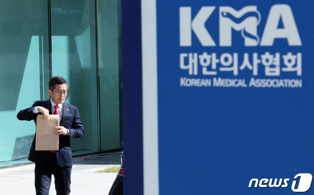 (서울=뉴스1) 박정호 기자 = 정부가 2025학년도부터 의과대학 입학정원을 매년 최소 1000명 확대 방안을 검토하는 가운데 이필수 대한의사협회장이 16일 서울 용산구 대한의사협회에서 나오고 있다. 대한의사협회 등은 정부가 의대 정원을 단독으로 발표할 경우 의료계와의 신뢰를 깨는 일이라며 반발하고 있으며, 내일 대의원회 의장 및 운영위원회, 집행부 등을 한자리에 모아 긴급 의료계 대표자 회의를 열고 의대 정원 확대에 대한 대응 방안 논의할 계획이다. 한편 지난 2020년 정부가 매년 의대 정원 400명씩 10년간 4,000명 늘리겠다고 발표하자 의료계는 의사들의 집단 휴진, 의대생의 국가고시 거부 등으로 맞선 바 있다. 2023.10.16/뉴스1 Copyright ? 뉴스1. All rights reserved. 무단 전재 및 재배포, AI학습 이용 금지.