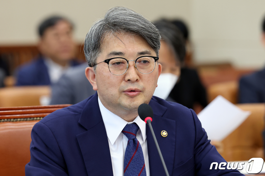 유희동 기상청장이 16일 서울 여의도 국회에서 열린 환경노동위원회의 기상청 등 국정감사에서 의원 질의에 답하고 있다./사진= 뉴스1