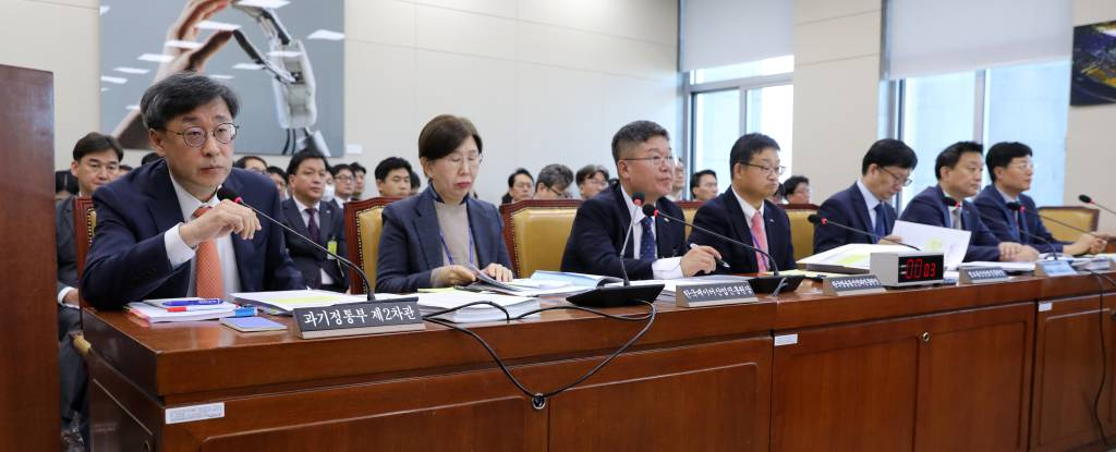 [서울=뉴시스] 고범준 기자 = 박윤규(왼쪽) 과학기술정보통신부 제2차관이 16일 오전 서울 여의도 국회에서 열린 과학기술정보방송통신위원회 정보통신산업진흥원 등에 대한 국정감사에서 의원 질의에 답변하고 있다. 2023.10.16.