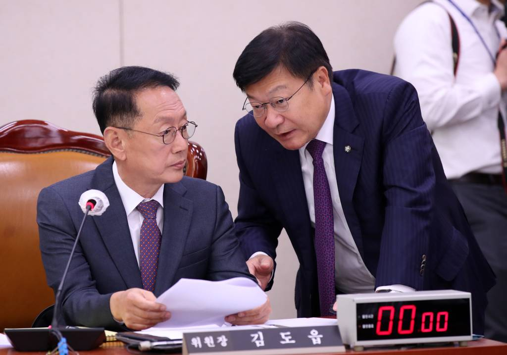 김도읍 법제사법위원회 위원장이 16일 오전 서울 여의도 국회에서 열린 법제사법위원회 헌법재판소 등에 대한 국정감사에서 정점식 국민의힘 법제사법위원회 간사와 대화를 나누고 있다. 2023.10.16. /사진=뉴시스