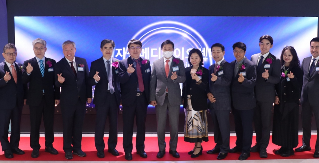 자생한방병원 설립자 신준식 박사(사진 가운데)와 내·외빈들이 자생메디바이오센터 개소식 후 기념촬영을 하고 있다./사진=자생한방병원