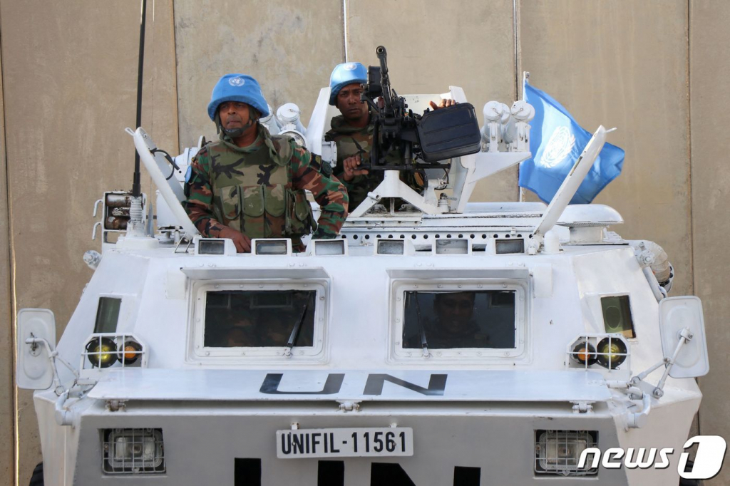 (나쿠라 AFP=뉴스1) 우동명 기자 = 15일(현지시간) 이스라엘 접경인 나쿠라에서 레바논 주둔 유엔 평화 유지군이 장갑차를 타고 순찰을 하고 있다. 2023.10.16 ⓒ AFP=뉴스1 Copyright ? 뉴스1. All rights reserved. 무단 전재 및 재배포, AI학습 이용 금지.