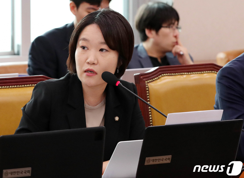 (서울=뉴스1) 박세연 기자 = 이소영 더불어민주당 의원이 30일 서울 여의도 국회에서 열린 국토교통위원회 전체회의에서 의사진행발언을 하고 있다. 2023.8.30/뉴스1  Copyright ? 뉴스1. All rights reserved. 무단 전재 및 재배포 금지.