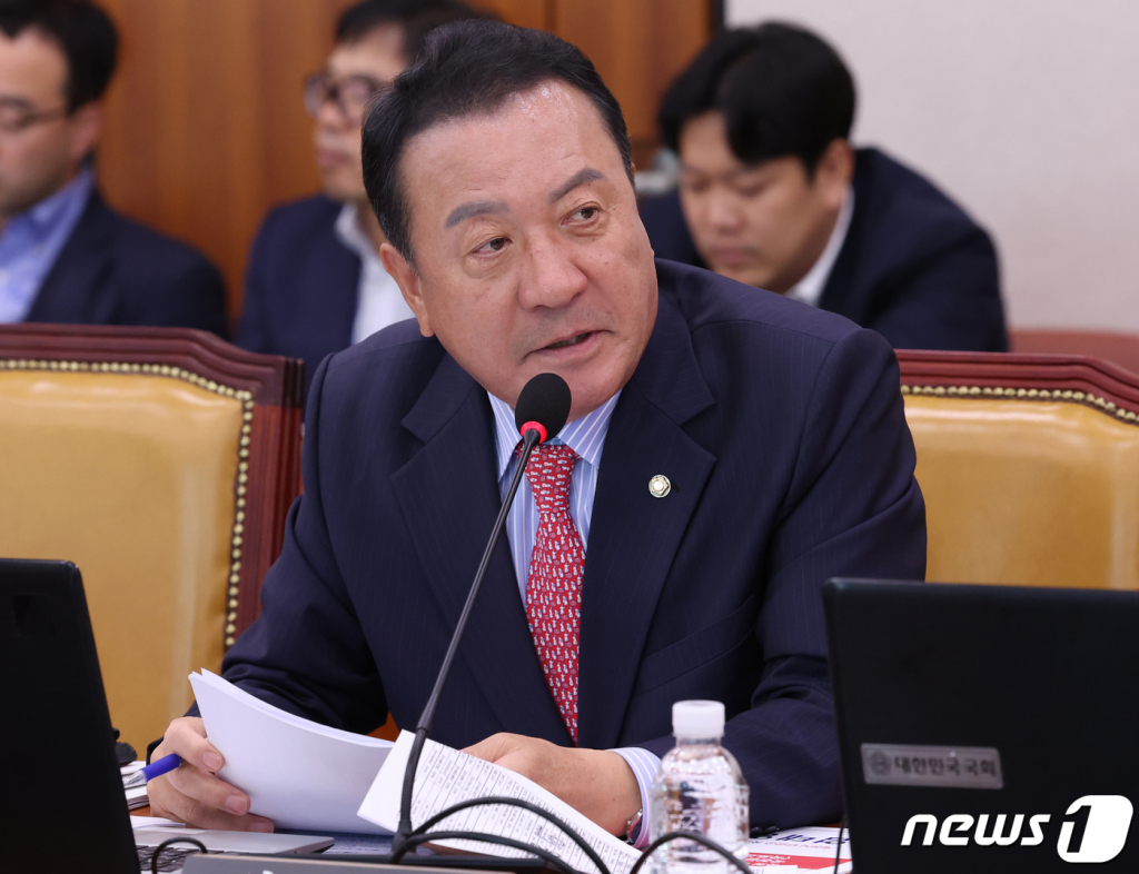 (서울=뉴스1) 송원영 기자 = 엄태영 국민의힘 의원이 10일 서울 여의도 국회에서 열린 국토교통위원회 국정감사에서 질의를 하고 있다. 2023.10.10/뉴스1  Copyright ? 뉴스1. All rights reserved. 무단 전재 및 재배포,  AI학습 이용 금지.