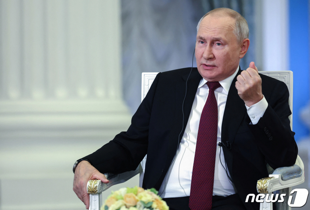 (모스크바 로이터=뉴스1) 정지윤 기자 = 블라디미르 푸틴 러시아 대통령이 16일(현지시간) 러시아 모스크바 크렘린궁에서 중국 매체와 인터뷰를 나누고 있다. 2023.10.16  ⓒ News1 정지윤 기자  ⓒ 로이터=뉴스1  Copyright ? 뉴스1. All rights reserved. 무단 전재 및 재배포,  AI학습 이용 금지.