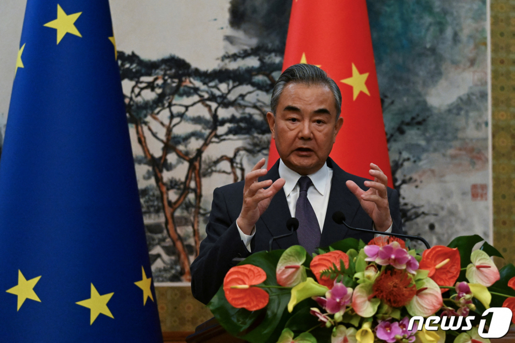 (베이징 로이터=뉴스1) 김성식 기자 = 왕이 중국 외교부장이 13일(현지시간) 수도 베이징 댜오위타오 국빈관에서 호세프 보렐 유럽연합(EU) 외교안보 고위대표와 회담한 뒤 공동 기자회견을 하고 있다. 이 자리에서 왕 부장은 팔레스타인 문제 해법으로 '두 국가 방안'을 거론했다. 2023.10.13.   ⓒ 로이터=뉴스1  Copyright ? 뉴스1. All rights reserved. 무단 전재 및 재배포,  AI학습 이용 금지.