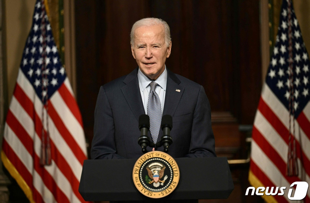 (워싱턴 AFP=뉴스1) 우동명 기자 = 조 바이든 미국 대통령이 11일 (현지시간) 워싱턴 백악관에서 열린 유대인 커뮤니티 지도자들과 모임서 "이스라엘 인근에 항공모함 전단과 전투기를 보냈다"고 밝히고 있다. 2023.10.12  ⓒ AFP=뉴스1  Copyright ? 뉴스1. All rights reserved. 무단 전재 및 재배포,  AI학습 이용 금지.