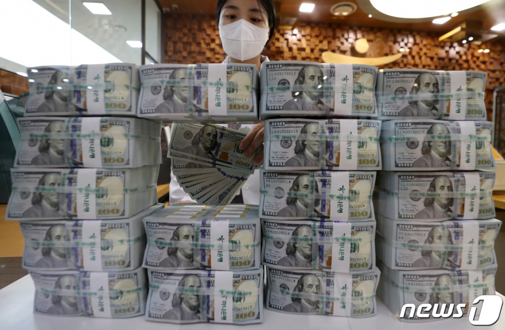 (서울=뉴스1) 이동해 기자 = 원/달러 환율이 이 달 들어서 크게 오르며 장중 연고점(1343원)을 돌파하는 등 환율 변동성이 커지고 있는 가운데 17일 서울 중구 하나은행 위변조대응센터에서 직원이 미국 달러화를 정리하고 있다. 2023.8.17/뉴스1  Copyright ? 뉴스1. All rights reserved. 무단 전재 및 재배포 금지.