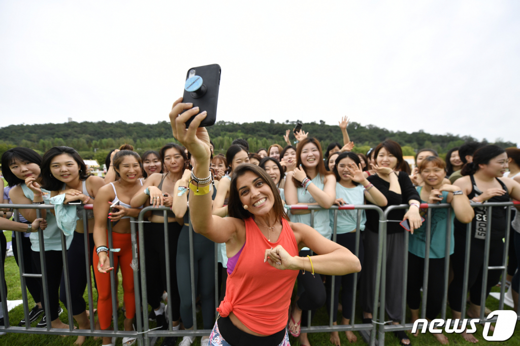 24일 오전 서울 마포구 난지한강공원 일대에서 열린 룰루레몬과 함께하는 원더러스트 코리아 2019에서 참가자들이 기념촬영을 하고 있다. (원더러스트 코리아 제공) 2019.8.24/뉴스1  