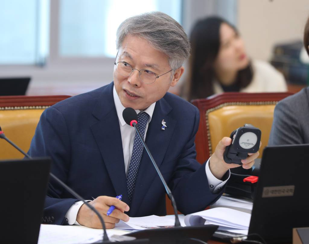 민형배 더불어민주당 의원이 12일 오전 서울 여의도 국회에서 열린 과학기술정보방송통신위원회의 원자력안전위원회 등에 대한 국정감사에서 질의중 방사능측정기를 들어 보이고 있다. 2023.10.12. /사진=뉴시스