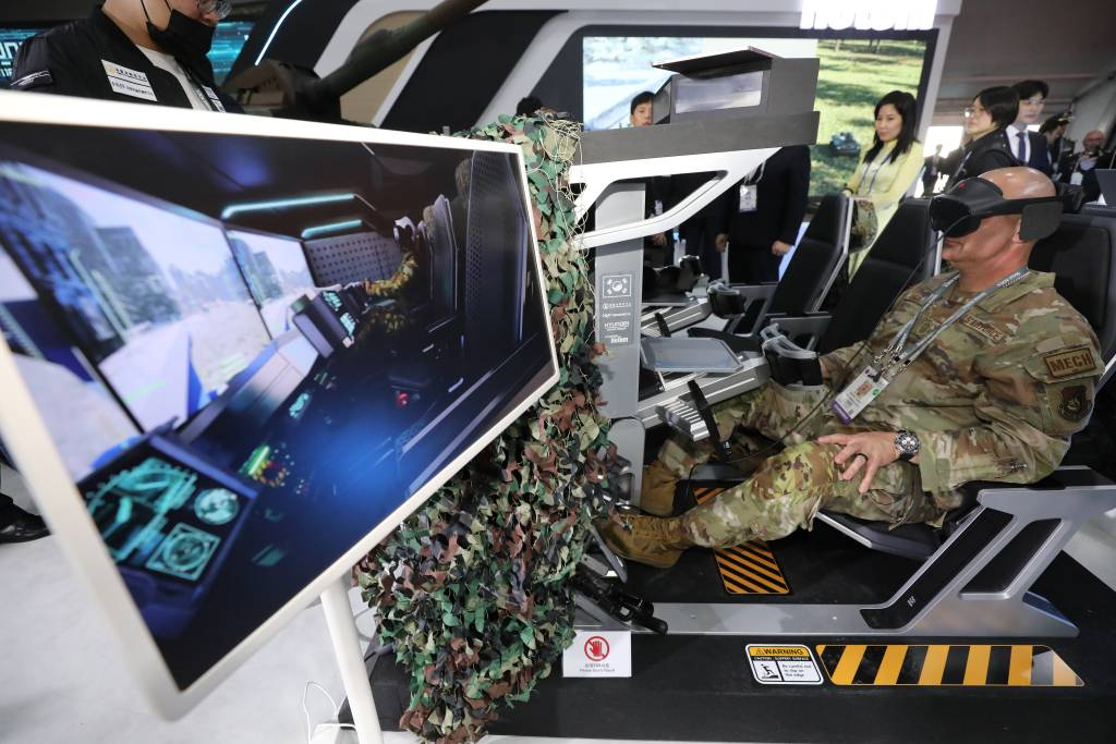 [성남=뉴시스] 김명년 기자 = 17일 오전 경기도 성남 서울공항에서 열린 '서울 아덱스(ADEX) 2023'을 찾은 한 미군이 VR 장갑차 조종을 하고 있다. 2023.10.17.