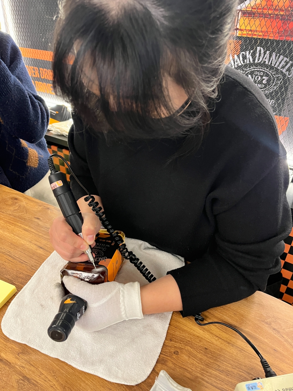 '잭 다니엘스X맥라렌' 팝업스토어 내 각인 서비스에서 직원이 '머니투데이' 각인을 새기고 있는 모습/사진= 임찬영 기자