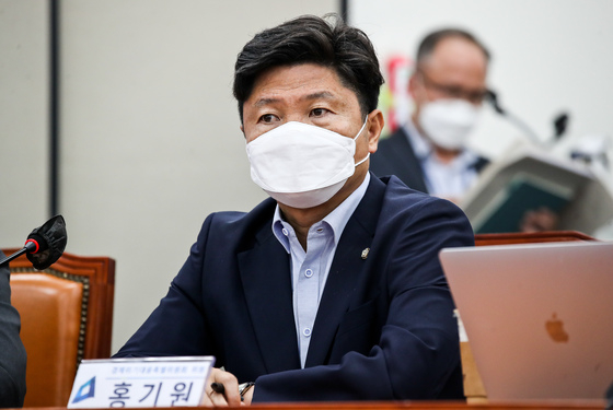(서울=뉴스1) 유승관 기자 = 홍기원 더불어민주당 경제위기대응특별위원회 위원이 28일 오전 서울 여의도 국회에서 열린 경제위기대응특별위원회 기자간담회에 참석해 자리하고 있다. (공동취재) 2022.6.28/뉴스1  