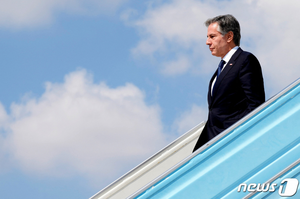 (텔아비브 로이터=뉴스1) 우동명 기자 = 토니 블링컨 미국 국무장관이 16일(현지시간) 이스라엘을 재방문해 텔아비브의 공항에 도착을 하고 있다. 2023.10.17 ⓒ 로이터=뉴스1 Copyright ? 뉴스1. All rights reserved. 무단 전재 및 재배포, AI학습 이용 금지.