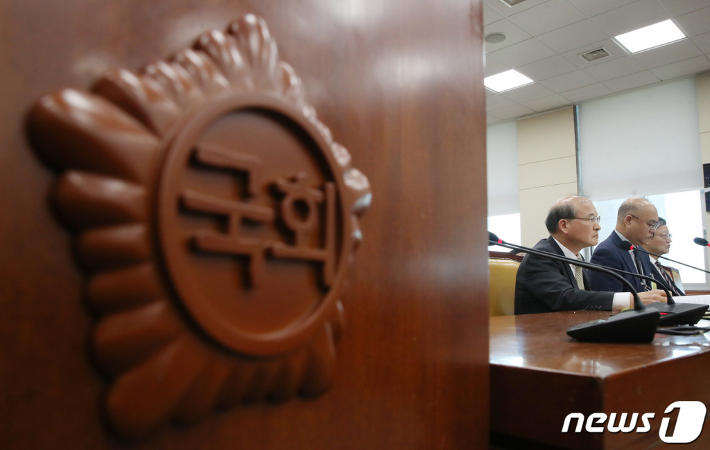 (서울=뉴스1) 임세영 기자 = 김덕재 한국방송공사(KBS) 사장 직무대행(가운데)이 17일 오전 서울 여의도 국회에서 열린 과학기술정보방송통신위원회의 한국방송공사, 한국교육방송공사에 대한 국정감사에서 의원들의 질의를 경청하고 있다.   왼쪽부터 이상인 방송통신위원회 부위원장, 김 직무대행, 김유열 한국교육방송공사(EBS) 사장. 2023.10.17/뉴스1  Copyright ? 뉴스1. All rights reserved. 무단 전재 및 재배포,  AI학습 이용 금지.