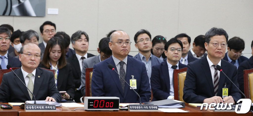 (서울=뉴스1) 임세영 기자 = 김덕재 한국방송공사(KBS) 사장 직무대행(가운데)이 17일 오전 서울 여의도 국회에서 열린 과학기술정보방송통신위원회의 한국방송공사, 한국교육방송공사에 대한 국정감사에서 의원들의 질의를 경청하고 있다.   왼쪽부터 이상인 방송통신위원회 부위원장, 김 직무대행, 김유열 한국교육방송공사(EBS) 사장. 2023.10.17/뉴스1  Copyright ? 뉴스1. All rights reserved. 무단 전재 및 재배포,  AI학습 이용 금지.