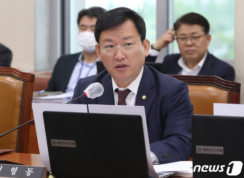 김형동 국민의힘 의원이 25일 서울 여의도 국회에서 열린 환경노동위원회 전체회의에서 질의를 하고있다. 2023.4.25/뉴스1