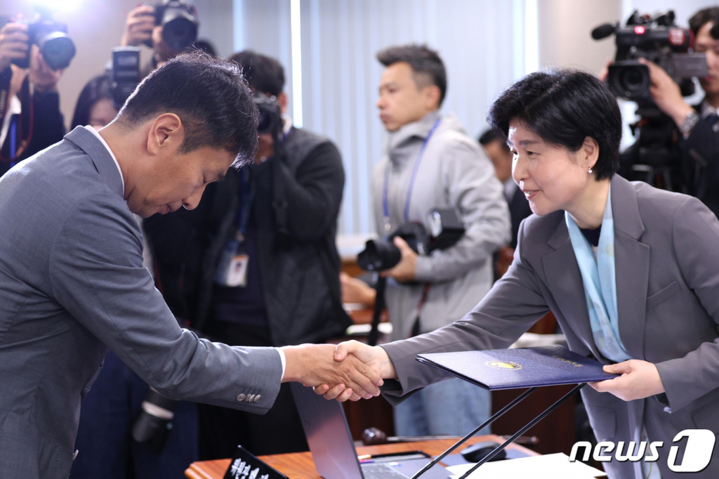 이복현 금융감독원장(왼쪽)이 17일 서울 여의도 금융감독원에서 열린 정무위원회의 금융감독원에 대한 국정감사에서 선서문을 백혜련 위원장에게 전달하고 있다.  /사진=뉴스1.