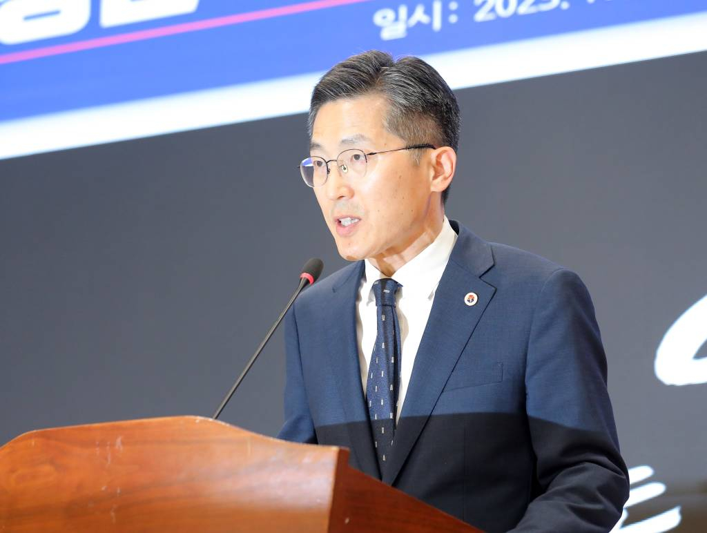 [서울=뉴시스] 김금보 기자 = 이필수 대한의사협회 회장이 17일 오후 서울 용산구 대한의사협회 회관에서 열린 '의대정원 확대 대응을 위한 긴급 의료계 대표자 회의'에서 발언 하고 있다. 2023.10.17.