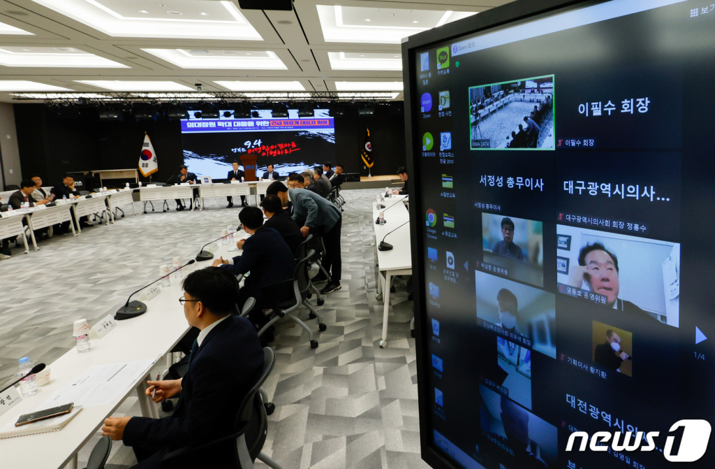 (서울=뉴스1) 안은나 기자 = 이필수 대한의사협회 회장, 박성민 의협 대의원회 의장, 이광래 전국시도의사회장협의회장 등이 17일 오후 서울 용산구 의협회관에서 열린 '의대정원 확대 대응을 위한 긴급 의료계 대표자 회의'에 참석하고 있다. 2023.10.17/뉴스1  Copyright ? 뉴스1. All rights reserved. 무단 전재 및 재배포,  AI학습 이용 금지.