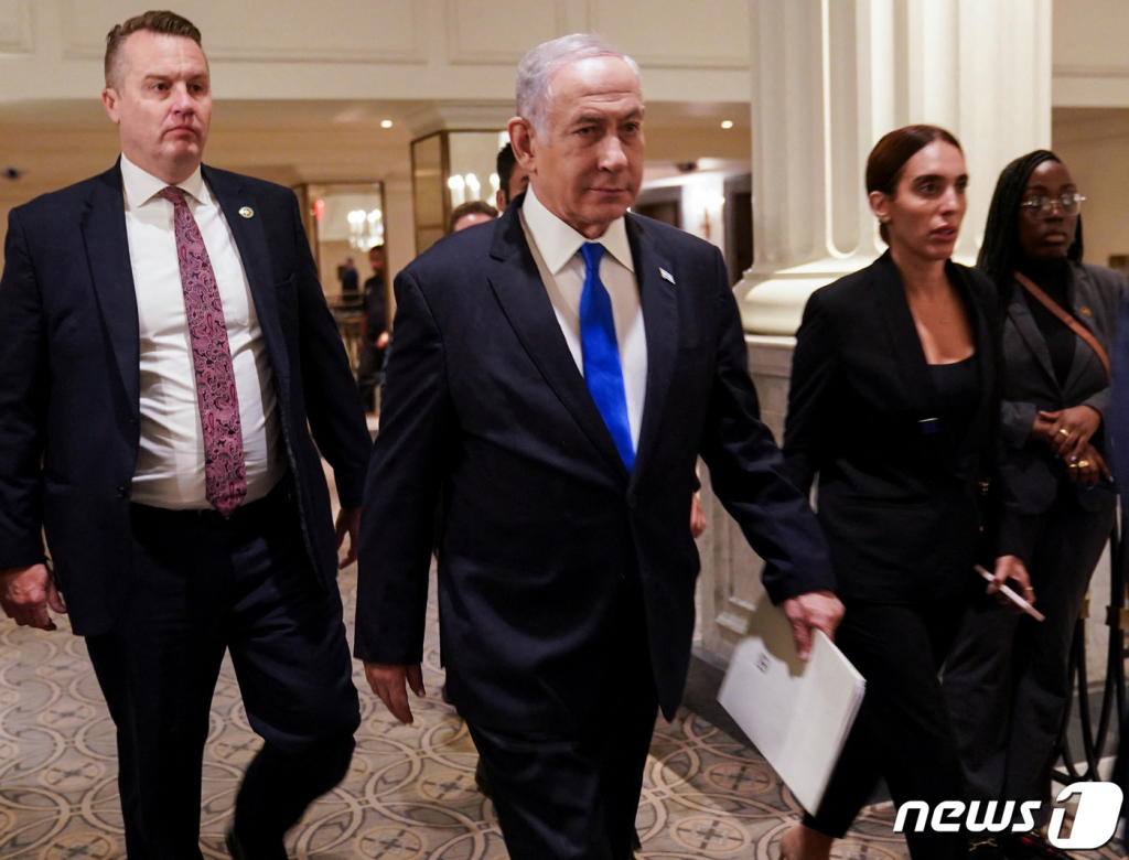 (뉴욕 로이터=뉴스1) 우동명 기자 = 베냐민 네타냐후 이스라엘 총리가 20일(현지시간) 유엔 총회가 열리는 뉴욕에서 조 바이든 미국 대통령과 재집권 9개월 만에 회담에 도착을 하고 있다. 2023.9.21  ⓒ 로이터=뉴스1  Copyright ? 뉴스1. All rights reserved. 무단 전재 및 재배포,  AI학습 이용 금지.