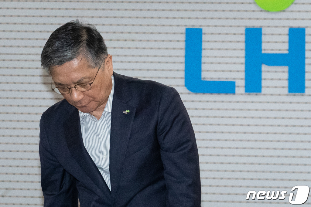 (서울=뉴스1) 유승관 기자 = 이한준 한국토지주택공사(LH) 사장이 2일 서울 강남구 LH 서울지역본부에서 열린 건설카르텔과 부실시공 근절을 위한 LH 책임관계자 긴급대책회의에 참석하고 있다.  LH는 이날 건설카르텔 관련 부실시공 유발업체를 '원스트라이크 아웃'으로 퇴출하고 중대재해 및 건설사고 발생 업체의 입찰 참가를 제한하는 등 퇴출 수준의 직접제재를 담은 '반카르텔 공정건설 혁신계획'을 발표했다. 2023.8.2/뉴스1  Copyright ? 뉴스1. All rights reserved. 무단 전재 및 재배포 금지.