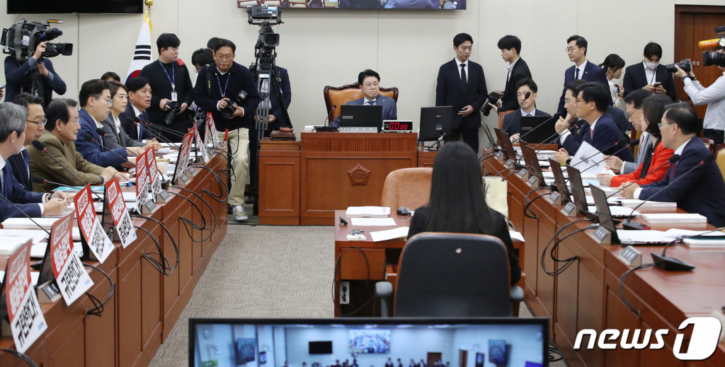 (서울=뉴스1) 임세영 기자 = 국민의힘 의원들이 17일 오전 서울 여의도 국회에서 열린 과학기술정보방송통신위원회의 한국방송공사, 한국교육방송공사에 대한 국정감사에서 더불어민주당 의원들 자리에 붙은 '공영방송 낙하산사장 결사반대' 피켓과 관련해 항의하고 있다. 2023.10.17/뉴스1  Copyright ? 뉴스1. All rights reserved. 무단 전재 및 재배포,  AI학습 이용 금지.