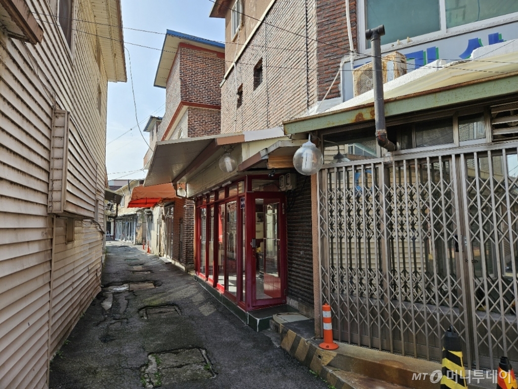 18일 오전 경기 파주시 파주읍 '용주골' 내 한 업소./사진=정세진 기자 