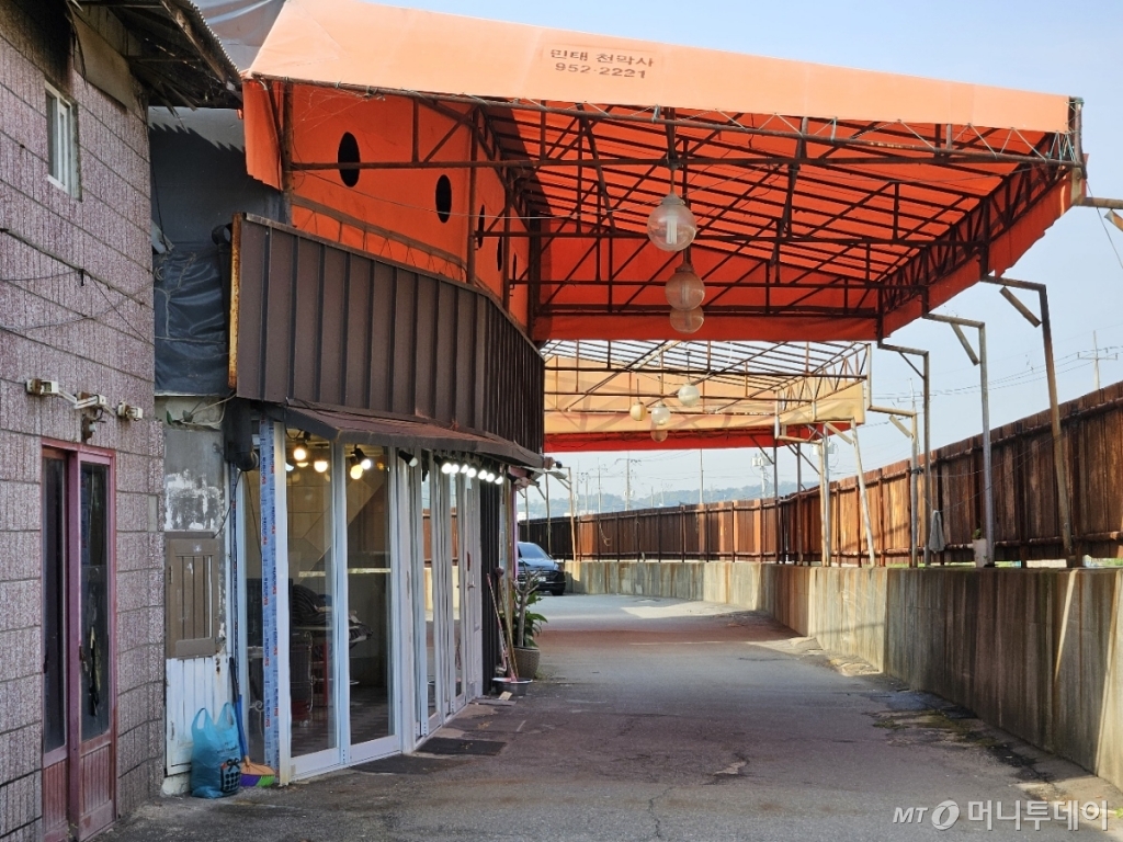 18일 오전 경기 파주시 파주읍 '용주골'의 성매매집결지 내 한 업소가 외부 전등을 켜고 영업을 시작했다./사진=정세진 기자 