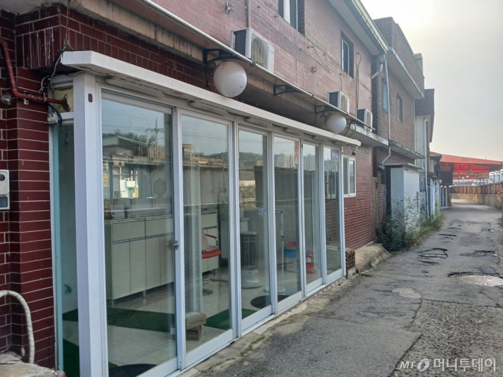 18일 오전 경기 파주시 파주읍 '용주골'의 성매매집결지 내 한 업소. /사진=정세진 기자 