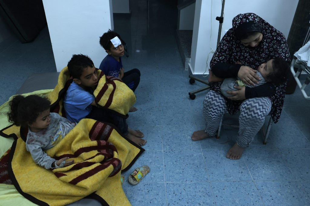 17일(현지시간) 가자지구 남부 라파난민캠프의 한 병원에서 팔레스타인 어머니와 아이들이 앉아 있는 모습./AFPBBNews=뉴스1