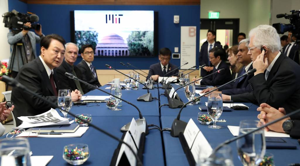 지난 4월 미국을 국빈 방문한 윤석열 대통령이 미국 보스턴 인근 MIT(매사추세츠공과대)에서 열린 MIT 디지털바이오 석학과의 대화에서 발언하고 있다. 당시 윤 대통령은 미국과 한국의 국제공동 연구 필요성 등을 언급했다. / 사진=뉴시스 