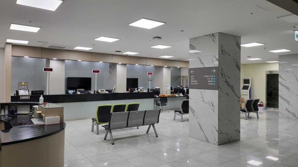 지난 11일 찾은 서울시 중구 서울백병원 로비의 모습. 평일임에도 불구하고 사람이 거의 없다. 서울백병원은 적자를 이유로 지난 8월 31일자로 진료를 종료하고 현재 서류 발급 업무만을 진행하고 있다./사진=박정렬 기자