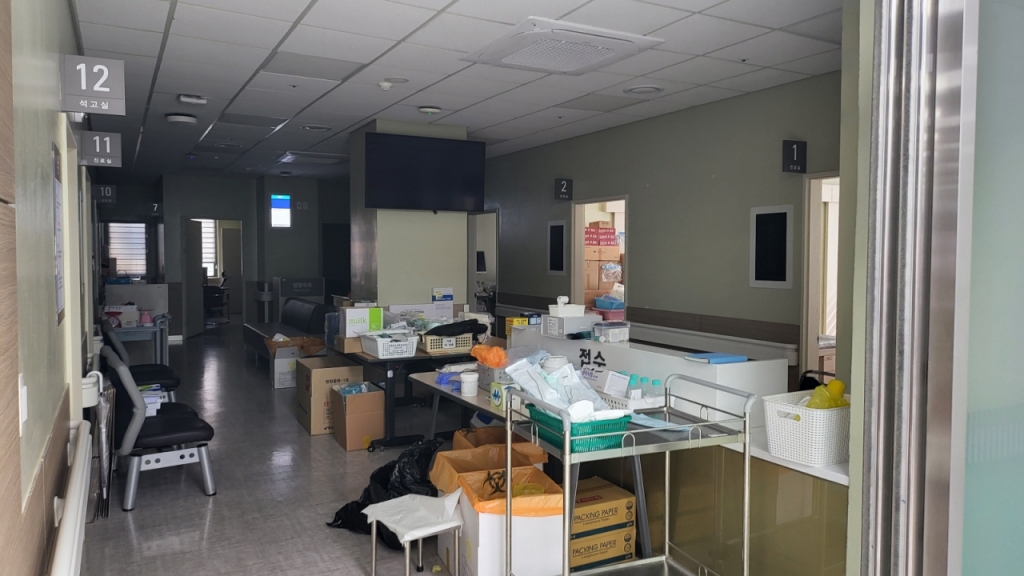 진료 종료 후인 자넌 11알 찾은 서울시 중구 서울백병원 1층 외래 진료실이 불꺼진 채 의료 물품만 가득 차 있다./사진=박정렬 기자