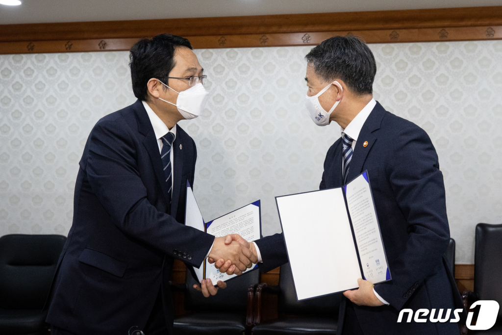 (서울=뉴스1) 유승관 기자 = 박능후 보건복지부 장관(오른쪽)과 최대집 대한의사협회장이 4일 서울 종로구 정부서울청사에서 집단휴진을 중단하고 의대정원 확대 등의 의료정책을 협의하는 의정협의체를 구성하는 내용의 합의문에 서명한 후 인사하고 있다. 2020.9.4/뉴스1  