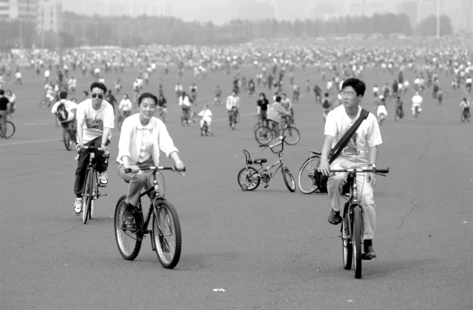 과거 여의도광장에서 시민들이 자전거를 타고 있는 모습. /사진=영등포문화원