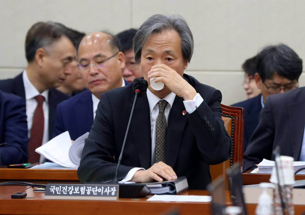 [서울=뉴시스] 추상철 기자 = 정기석 국민건강보험공단 이사장이 18일 오전 서울 여의도 국회에서 열린 보건복지위원회의 국민건강보험공단 등에 대한 국정감사에서 물을 마시고 있다. 2023.10.18.