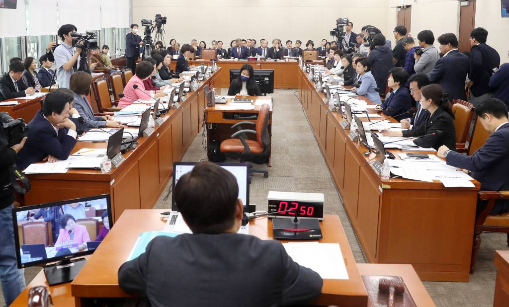 [서울=뉴시스] 추상철 기자 = 18일 오전 서울 여의도 국회에서 열린 보건복지위원회의 국민건강보험공단 등에 대한 국정감사가 열리고 있다. 2023.10.18.