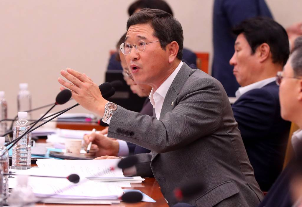 [서울=뉴시스] 추상철 기자 = 김학용 국민의힘 의원이 16일 오후 서울 여의도 국회에서 열린 국토교통위원회의 한국토지주택공사 등에 대한 국정감사에서 질의하고 있다. 2023.10.16.