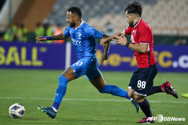 네이마르(왼쪽)가 공격을 시도하고 있다. /AFPBBNews=뉴스1