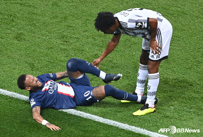 네이마르(왼쪽)는 이전 소속팀 파리 생제르맹 시절에도 부상을 큰 부상을 당했다. /AFPBBNews=뉴스1